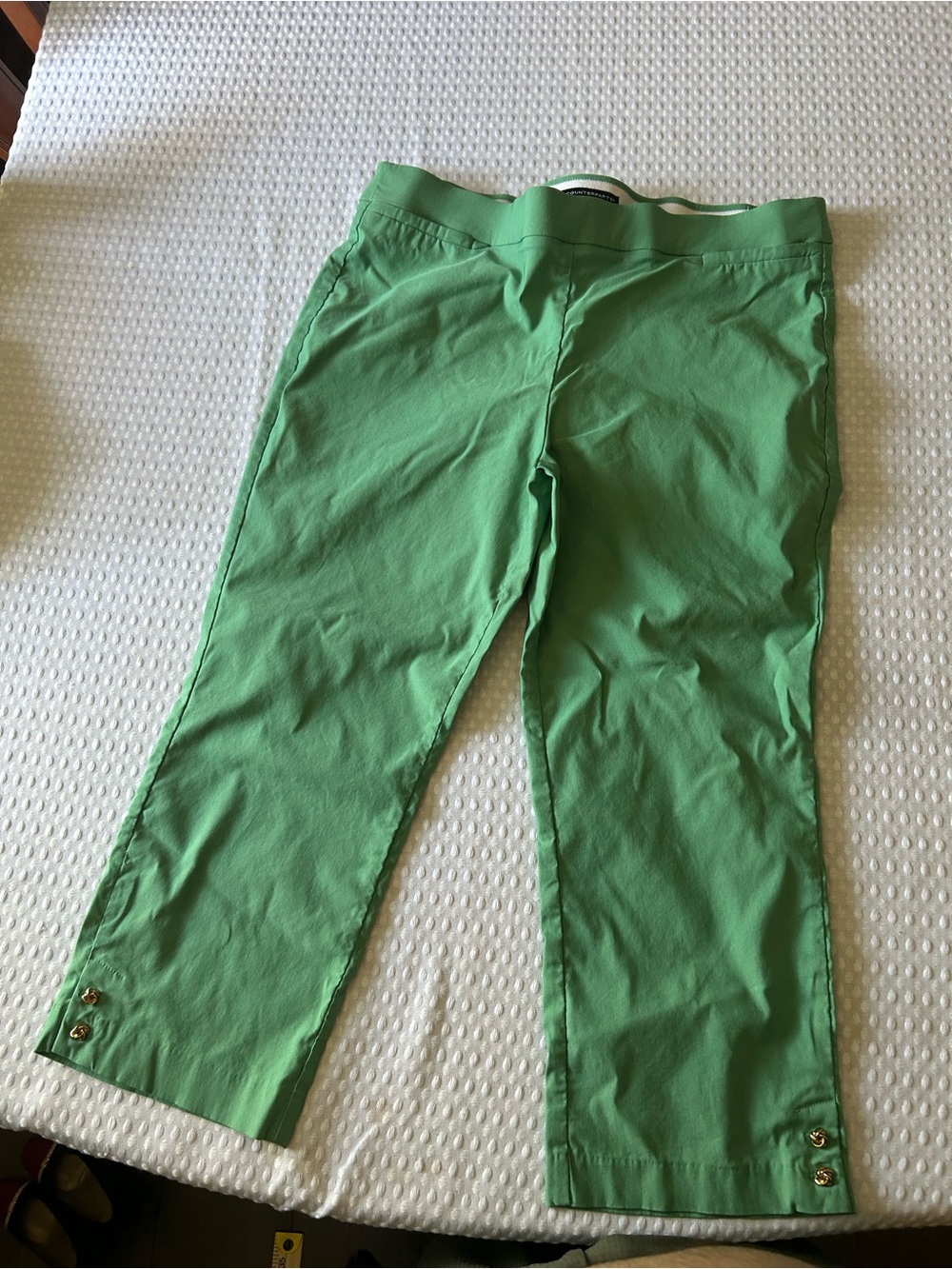 Counterparts Green Pull-On Capri Pants Gold Button Detail Women’s